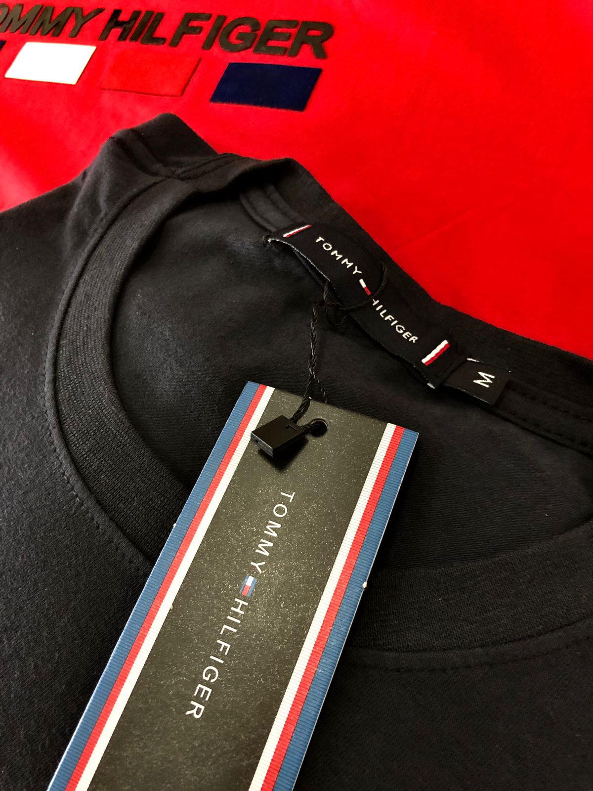 CAMISETA PERUANA FIO 30.1 - MARCA TOMMY HILFIGER - COR VERMELHA